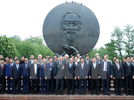 Thủ tướng Nguyễn Xuân Phúc với các đại biểu tại Tượng đài Chủ tịch Hồ Chí Minh.